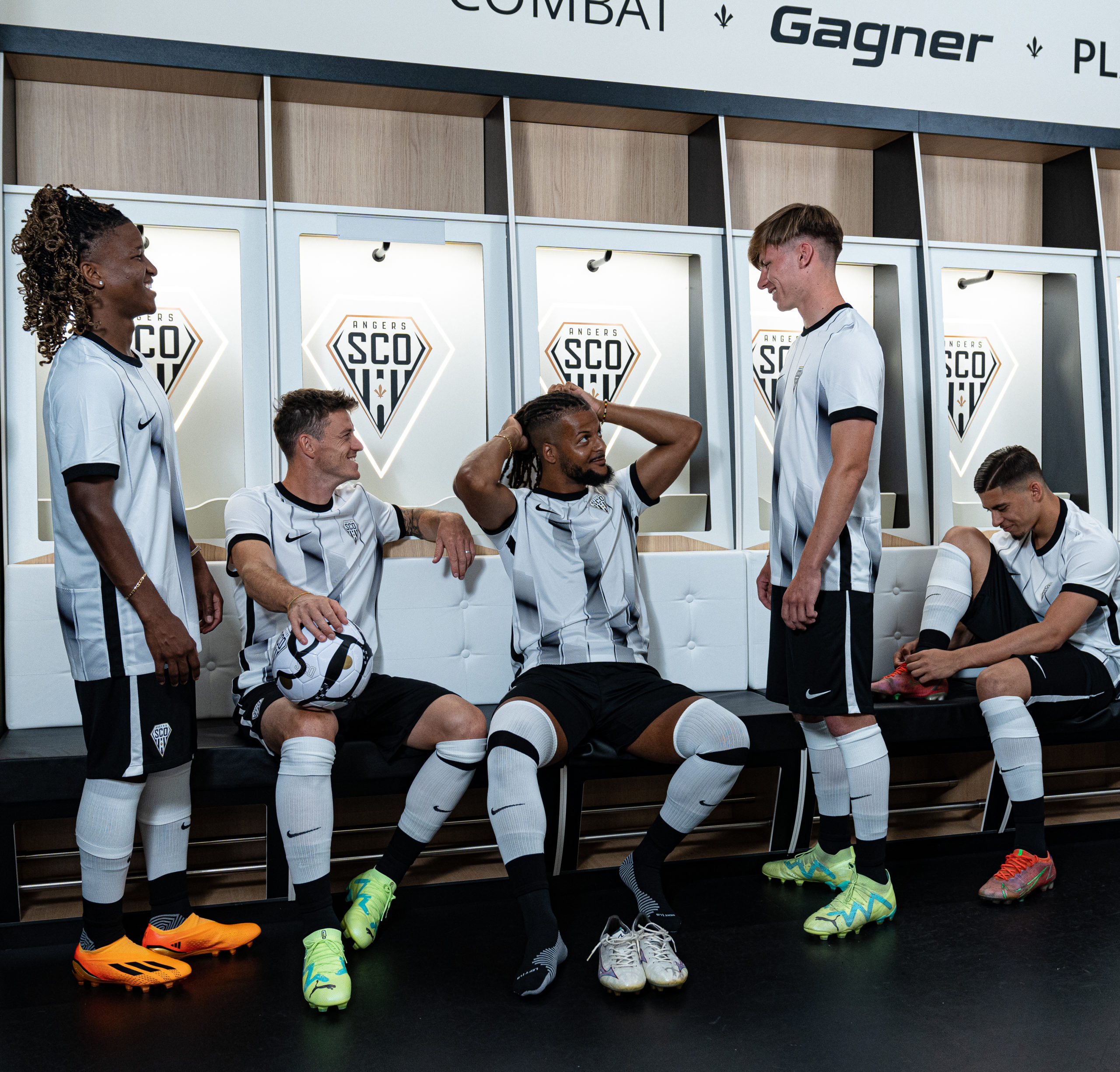 Les maillots domicile pour la saison 20232024 Angers SCO
