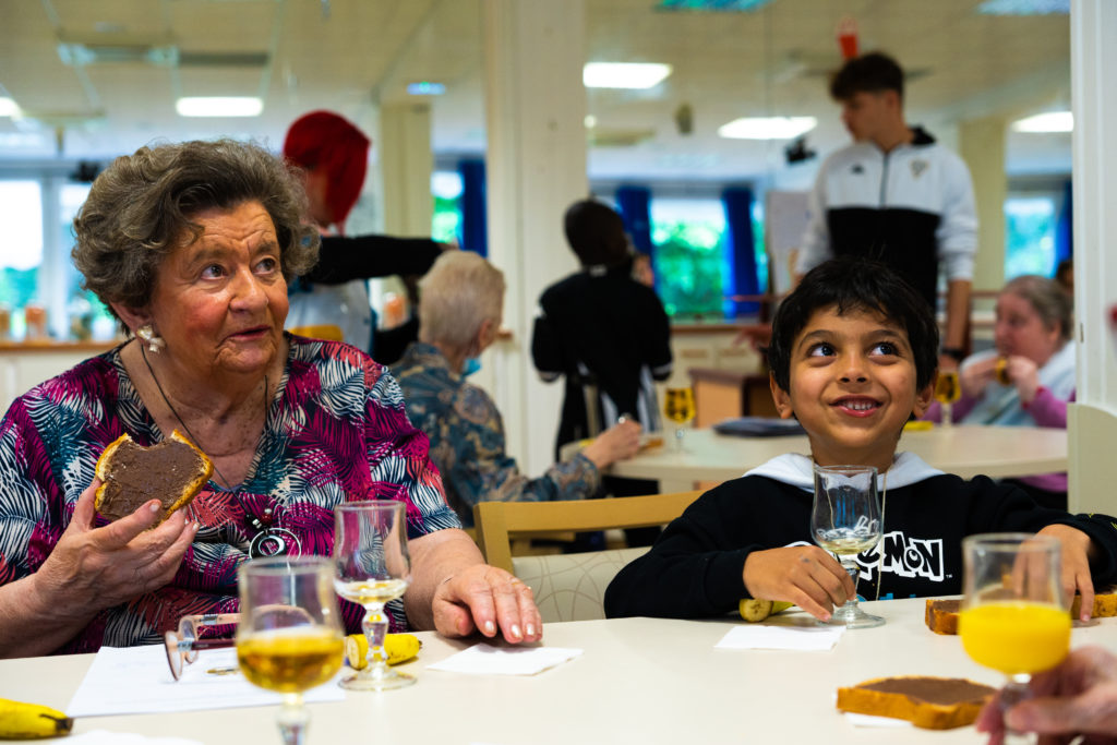 Les enfants de l'École Noir&Blanc ont rendu visite aux personnes âgées d'une résidence dans le cadre d'une sortie organisée.